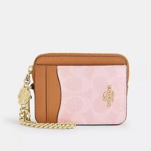 🌸🌸 Coach. Zip Card Case
In Signature Canvas With Charm